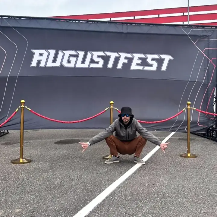 Erik Kadak Augustfesti autoheliürituse bänneri ees