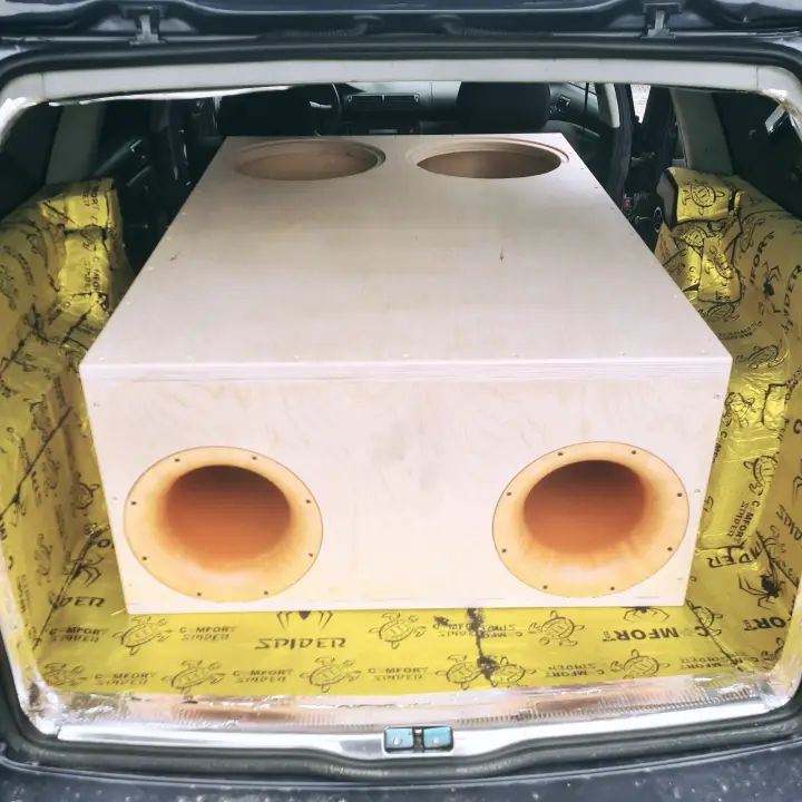 Kahe suure pordiga viimistlemata kast autos